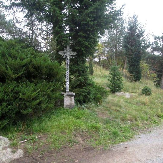 Kříž severozápadně od Bezděkova u rozcestí
