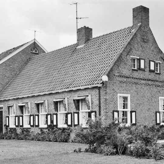 Boerderij van het Westerwoldse type met smal voorhuis onder zadeldak
