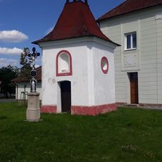 Kříž u kaple v Dyníně