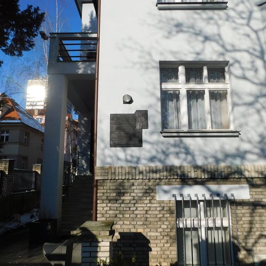 Pamětní deska Vavro Šrobára na domě Šrobárova 2100/49 v Praze