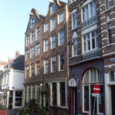 Pand met gevel, onder klokvormige rollagentop