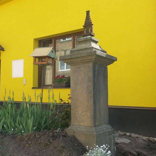 Kříž s ulomeným vrškem v ulici Vrbenského v Hostomicích