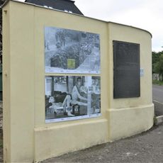 Pamětní deska obětem koncentračního tábora u brány bývalých kasáren Pod Radobýlem v Litoměřicích