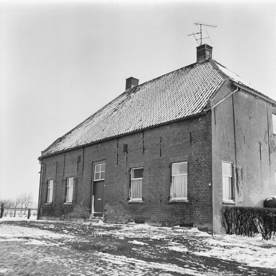 Dwarshuis onder met pannen belegd wolfdak