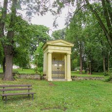 Kaplička v České Lípě v parku u kostela Povýšení svatého Kříže