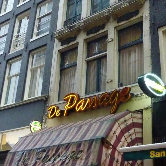 Pand met gepleisterde gevel onder rechte lijst met consoles en gesneden versiering boven de vensters