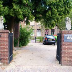 Hekpalen met Leeuwen, Klooster Leuterstraat