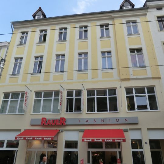Wohnhaus in geschlossener Bebauung, mit Laden Berliner Straße 11