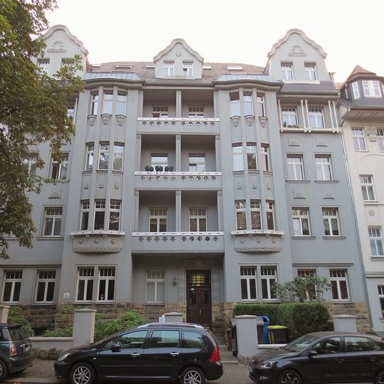 Mietshaus in geschlossener Bebauung mit Vorgarten und Einfriedungsmauer Barbarossastraße 75