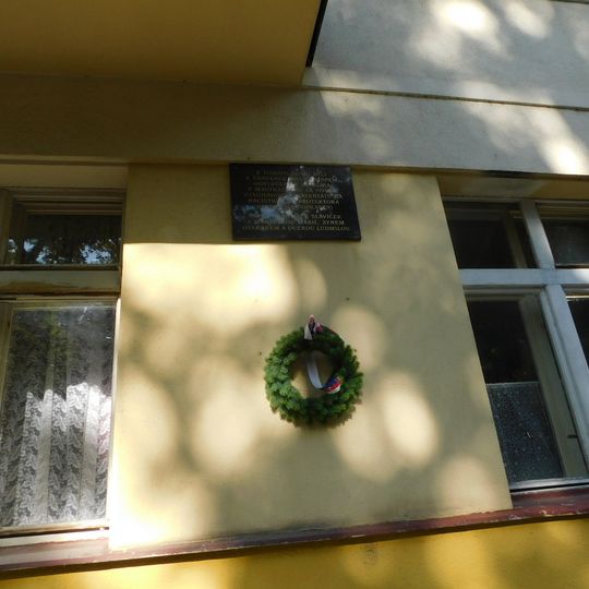 Pamětní deska rodiny Slavíčkovi na domě Kováků 1811/12 na Smíchově