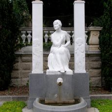 Georgievičov palác, pomník so sochou