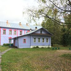 Главный дом с флигелем для прислуги (дом Лотаревых, в котором ежегодно с 1896 по 1917 гг. проживал русский поэт Игорь Северянин (Игорь Васильевич Лотарев) 1887-1941 гг.