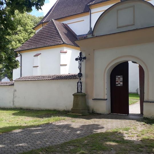 Kříž před kostelem v Bošilci