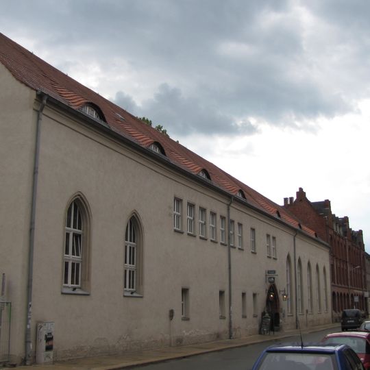 Einzeldenkmal der o. g. Sachgesamtheit: Ehemaliges Klostergebäude mit Klosterkapelle, Kellern, Resten des aufgehenden Mauerwerks und Durchfahrt und ehemaliges Rektoratsgebäude sowie überdachter Verbindungsbau, Zwischenbauten und Anbau aus den 1950