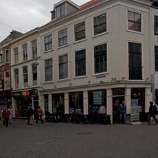 Hoekpand op de Grote Markt, gevel met rechte kroonlijst
