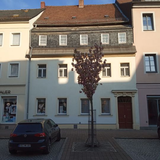 Wohnhaus in geschlossener Bebauung mit Rückgebäude Schloßstraße 7