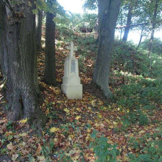 Kříž severně od Manětína v údolí u silnice do Stvolny