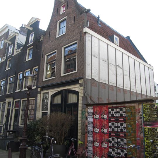 Huis met gevel onder klokvormige top