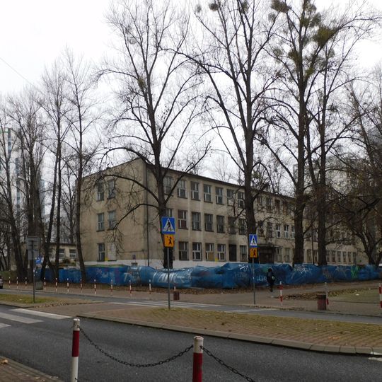 Budynek szkolny przy ulicy Złotej 72