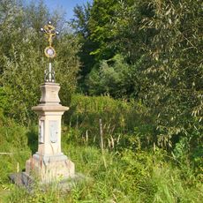 Kříž u Dzbelu vedle hlavní silnice