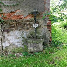 Kříž u stodoly usedlosti čp. 11 v Semtěši