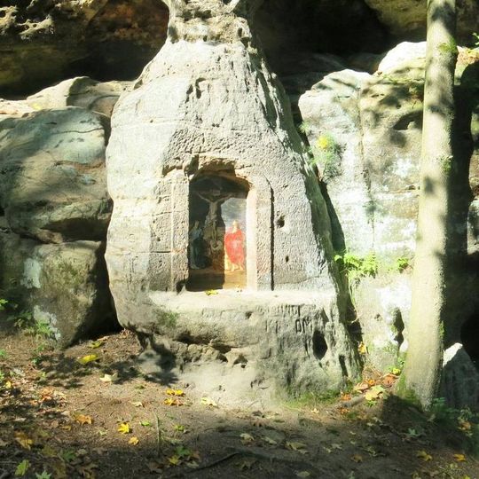 Skalní kaplička u silnice v jižní části Jetřichovic