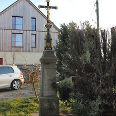 Betkreuz Liebon 1 (bei), vor der Hofeinfahrt