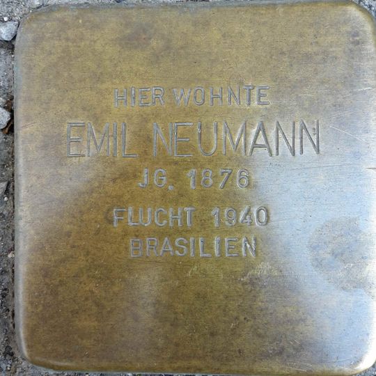 Stolperstein en memoria de Emil Neumann