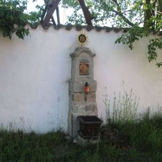 Kříž v Dýšině nedaleko kostela