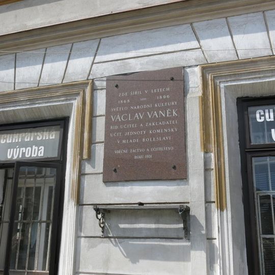 Pamětní deska Václava Vaňka na domě Mírové náměstí 63 v Bezně