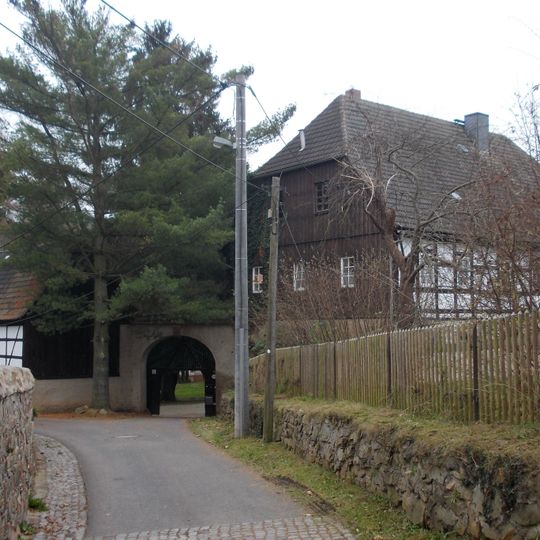 Pfarrhof, bestehend aus dem Pfarrhaus, dem Kantorenwohnhaus, dem Seitengebäude, einer Heiste, der Einfriedungsmauer und dem Torbogen der Einfahrt sowie dem Pfarrgarten Winkel 1