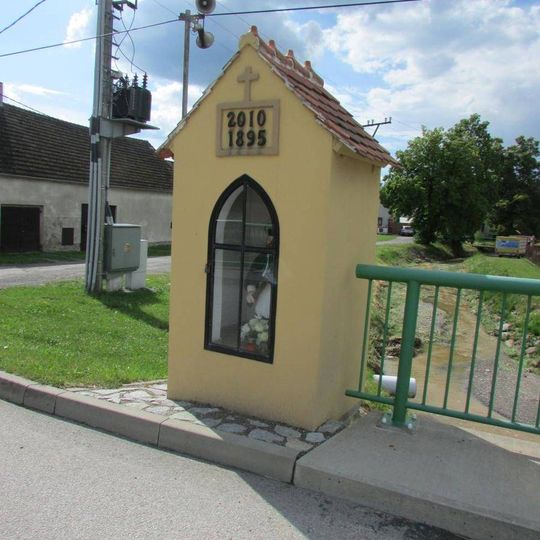 Kaplička se sochou sv. Jana Nepomuckého ve Stonařově