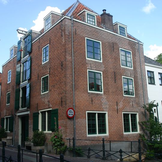 Pakhuis, hoekpand spieringstraat, grenzend aan het water