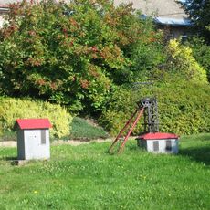 Model těžní věže Nové jámy u silnice ve středu Horního Města