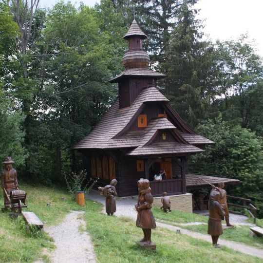 Kaple svatého Huberta u údolní komunikace ve Velkých Karlovicích, místní části Pluskovec