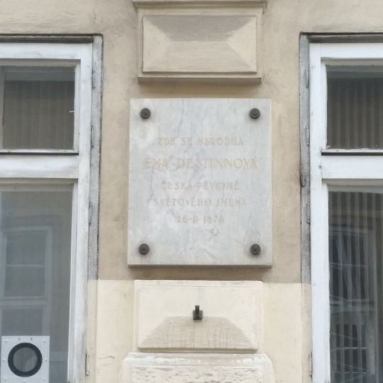 Pamětní deska Emě Destinové v Kateřinské ulici v Praze