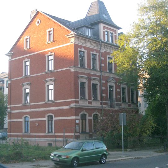 Mietshaus in halboffener Bebauung konzipiert, mit Vorgarten Clausstraße 22