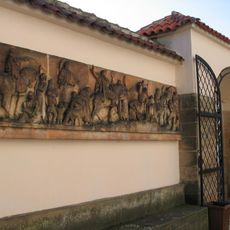 Severní část reliéfu u brány letohrádku Hvězda v Praze