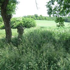 Rozcestník u silnice Encovany - Třebutičky u odbočky polních cest