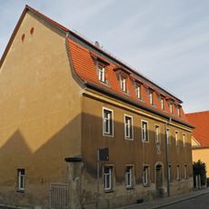 Wohnhaus in offener Bebauung und Nebengebäude Leschestraße 4