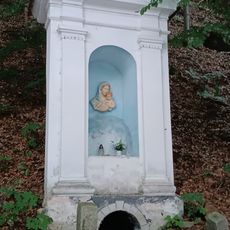 Madona u Vltavy - výklenková kaplička se studánkou