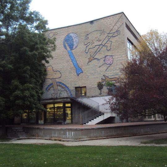 Корпус для кружковых занятий с обсерваторией и панно «Небо» на парковом фасаде