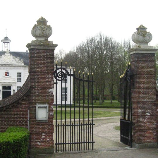 Beeckestijn, toegangshek naar het plein voor het hoofdgebouw