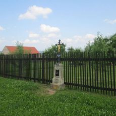 Kříž západně od Potvorova u zahrad