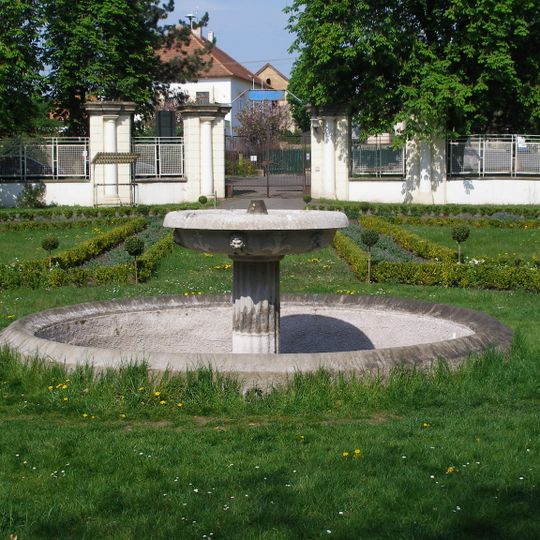 Kašna před zámkem v Horních Beřkovicích