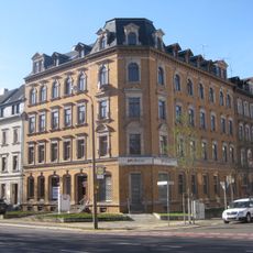 Mietshaus in geschlossener Bebauung mit Laden und Vorgarten Blankenauer Straße 15