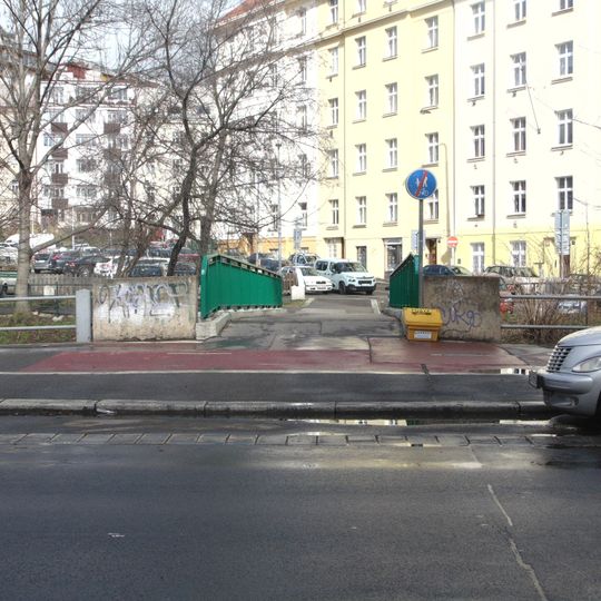 Lávka přes Botič v prodloužení Spytihněvovy ulice