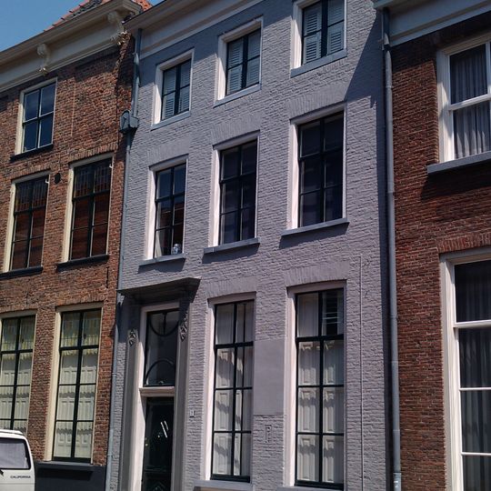 Pand met gesausde lijstgevel met deurpartij bestaande uit gesneden deur met bovenlicht en pilasters