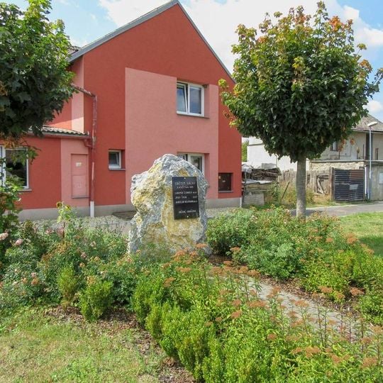 Pomník padlým v Sobáčově na návsi