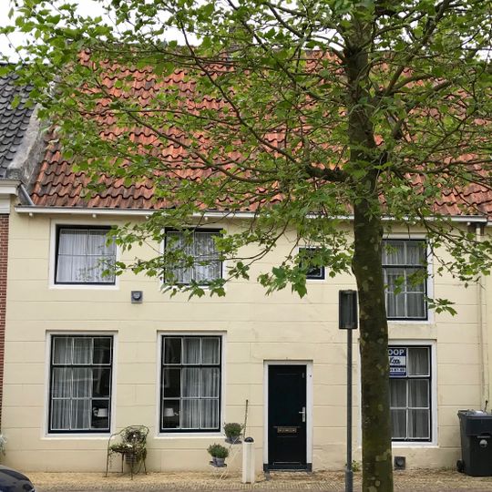 Pandje onder dwars zadeldak